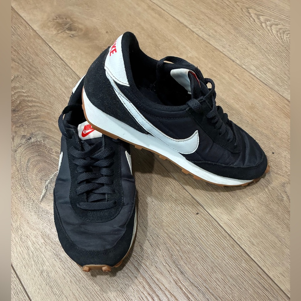 Nike Black & White Retro Daybreak Sneakers with Gum Outsole Womens sz 7